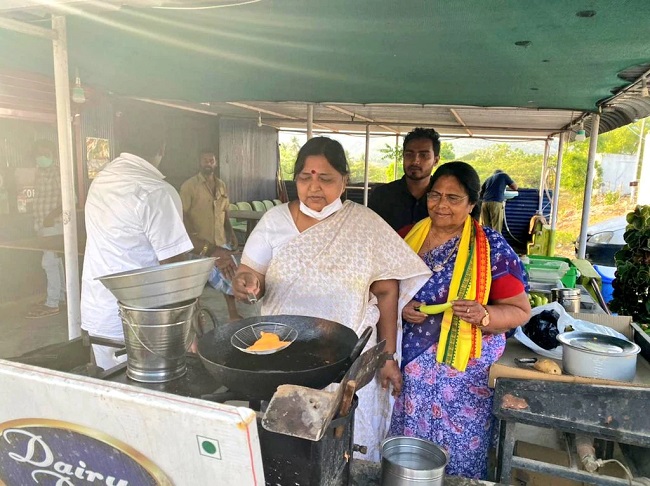 Panabaka Lakshmi makes tea and bhajji during her campaign for Tirupati
