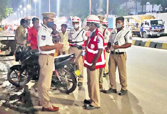 ఇక నుంచి మందుబాబుల బాధ్య‌త మీదే.. బార్ షాపుల‌కు పోలీసు సూచ‌న‌..!