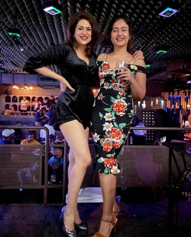 విదేశీ ప‌బ్ లో చిలౌట్ చేస్తున్న టాలీవుడ్ భామ‌లు