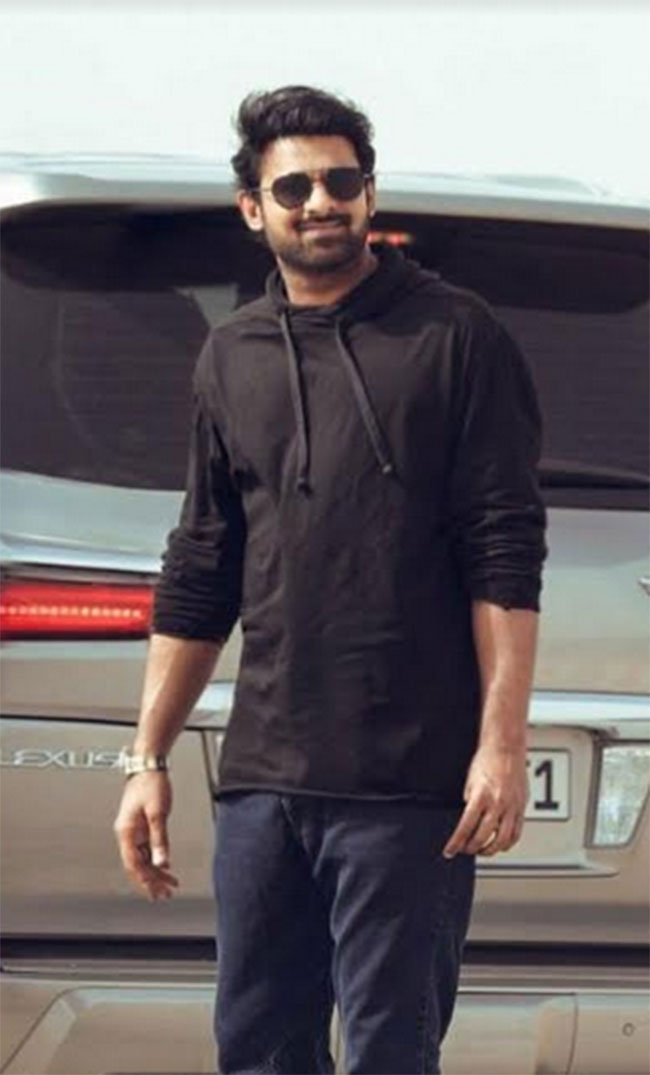 ట్రెండీ లుక్కులో పాన్ ఇండియా స్టార్..!