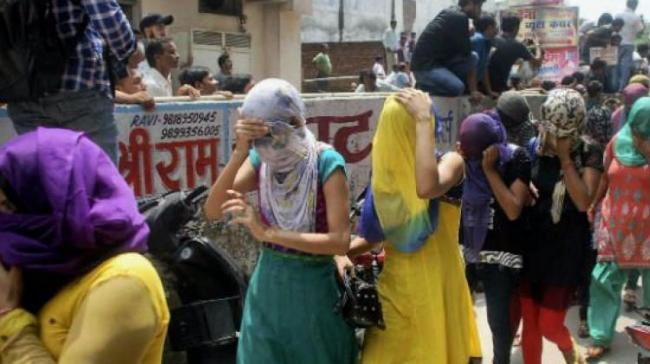 మసాజ్ సెంటర్ల ముసుగులో వ్యభిచారం