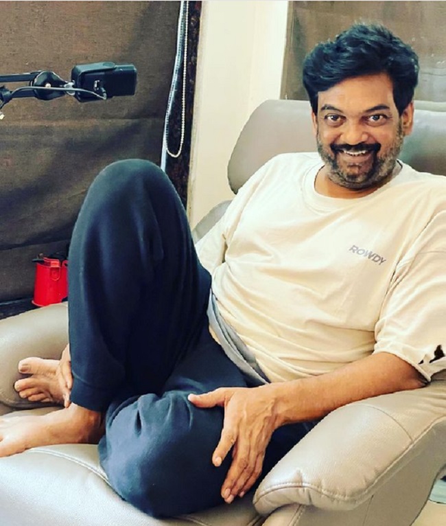 లైగ‌ర్ ఎడిటింగ్ లో కూల్ గా చిల్ అవుతున్న పూరి