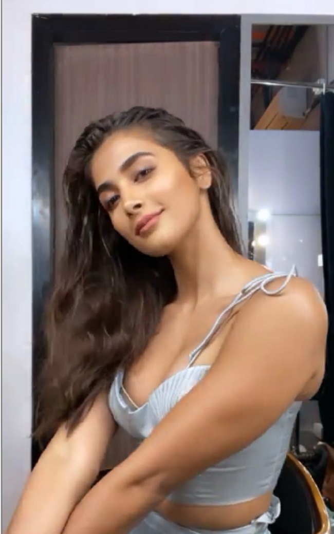 Ravishing Pooja Flaunts Her Stylish Outfits In A Cool Way!