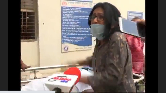 డాక్టర్.. కాపాడండి : కన్నీరు పెట్టిస్తున్న మహిళ ఆర్తనాదాలు .. గేట్ వద్దే కరోనా రోగి !