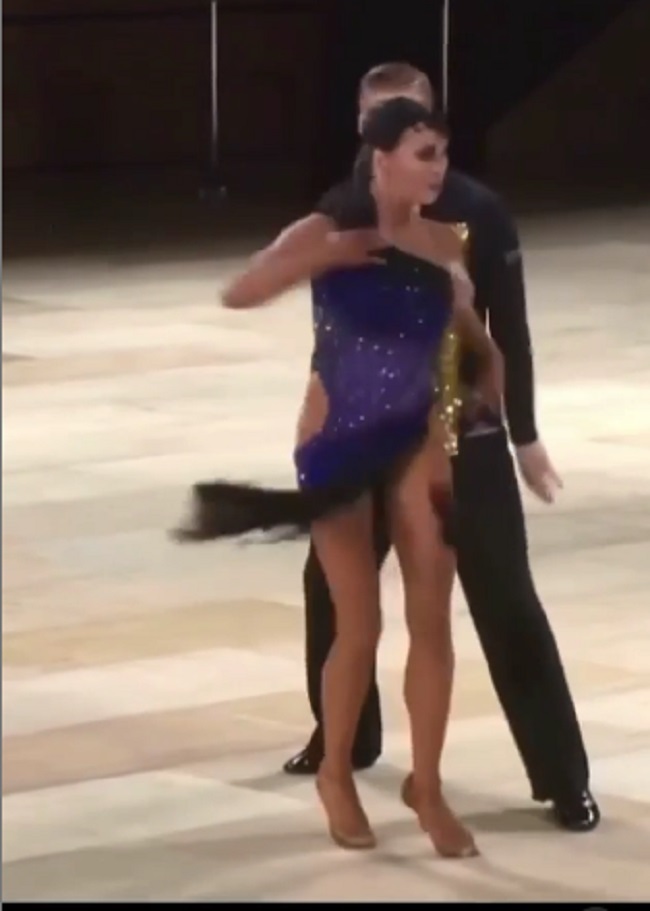 వీడియో వైర‌ల్ః అంద‌రూ చూస్తుండ‌గా బ‌ట్ట‌లు ‌మార్చుకున్న లేడీ‌!