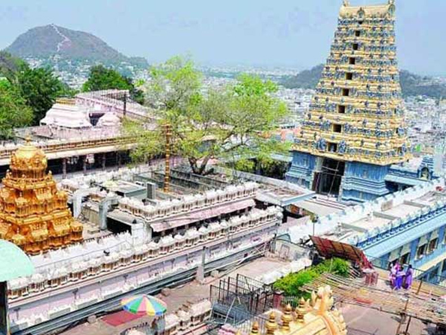 దుర్గ గుడి అక్రమాల లెక్క తెలుస్తోన్న విజిలెన్స్ ఆఫీసర్స్ .. !