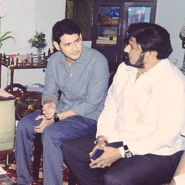 Viral Pic: Balayya & Mahesh Babu Having A Candid Chat!