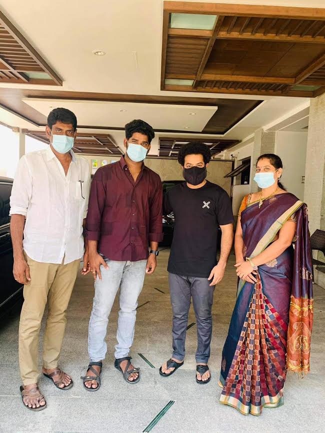 వీరాభిమాని ఆహ్వానపత్రిక స్వీకరించిన యంగ్ టైగర్!