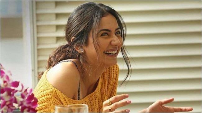 #లేడీ డ్రైవ‌ర్స్.. త‌మ‌న్నా బ‌స్సు న‌డిపితే ర‌కుల్ లారీ తోల్తోంది!