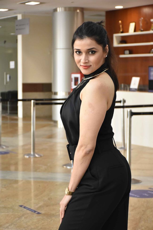 Mannara%20Chopra%20Latest%20looks_2.jpg