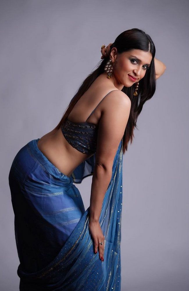 Mannara%20Chopra%20Latest%20looks_9.jpg