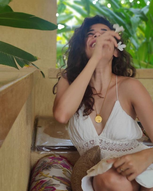 Mithila%20Palkar%20Glamorous%20Poses_8.j