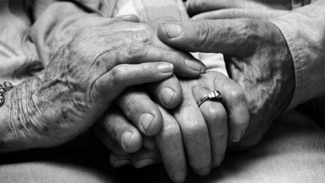 ఈ వృద్ధ దంప‌తుల ధైర్యం ముందు క‌రోనా బ‌లాదూర్‌