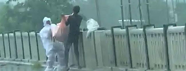 క‌రోనా మృత‌దేహాన్ని న‌దిలో విసిరేస్తూ.. రెడ్ హ్యాండెడ్ గా దొరికారు!