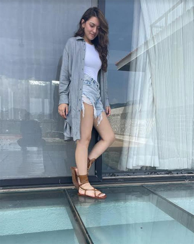 అందాల గాజు బొమ్మ‌ కాలు జారితే అంతేగా..!