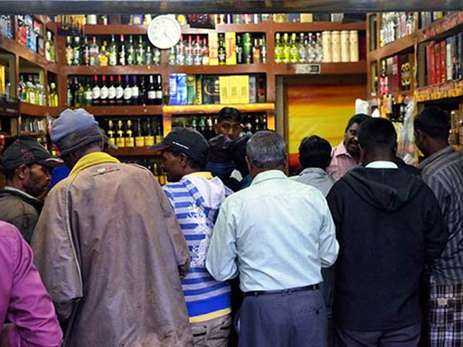 లాక్‌ డౌన్ ఎఫెక్ట్ మద్యం హోం డెలివరీ.. ఆ రాష్ట్ర సర్కార్  కీలక నిర్ణయం