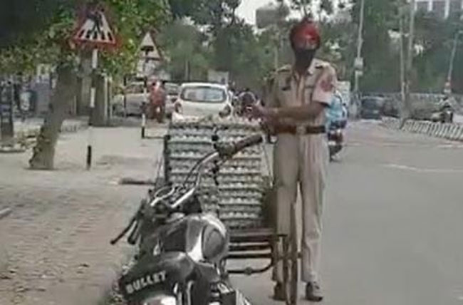 కోడి గుడ్లు దొంగతనం చేస్తూ అడ్డంగా బుక్కయిన పోలీస్..!