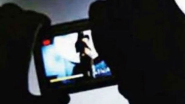 బంధువులే మహిళ స్నానం చేస్తుంటే వీడియో తీసి .. ఆ తర్వాత నీచం !