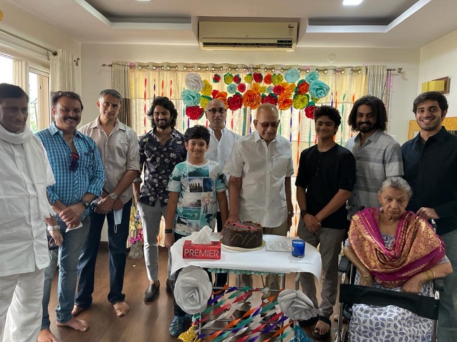 కృష్ణ బర్త్ డే సెలబ్రేషన్స్ లో సూపర్ స్టార్ ఫ్యామిలీ..!