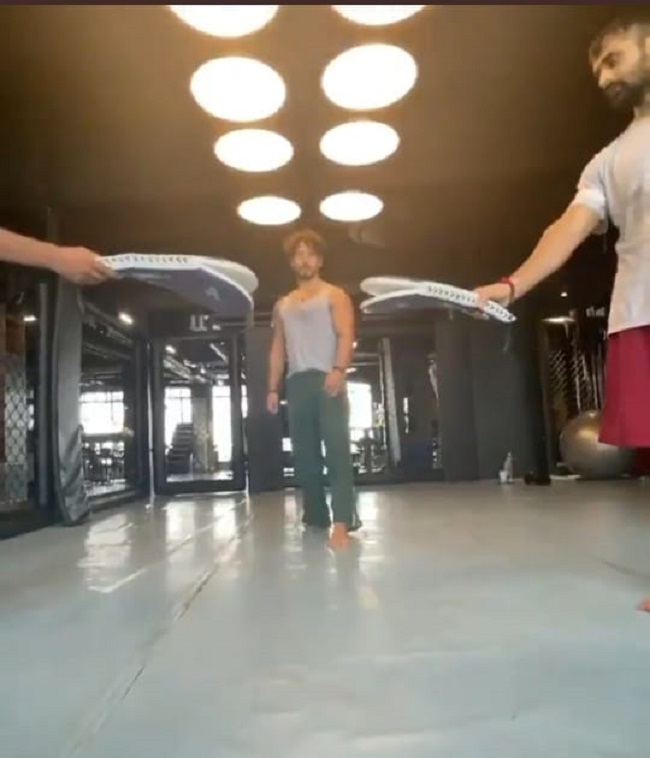 వీడియో: గాల్లో లేచి ముగ్గురిని ఒకేసారి మ‌ట్టి క‌రిపించే టైగ‌ర్