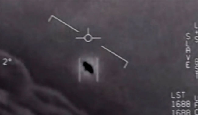 సంచలనం.. అమెరికా యుద్ధ నౌకను చుట్టుముట్టిన ఫ్లాయింగ్ సాసర్లు?