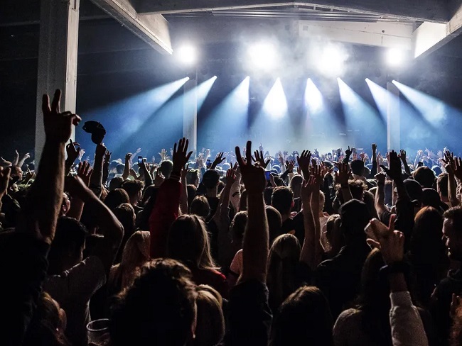 హీరోల ఫ్యాన్స్ ఇంక మారరా? హీరోలు వాళ్లలో మార్పు తేలేరా?