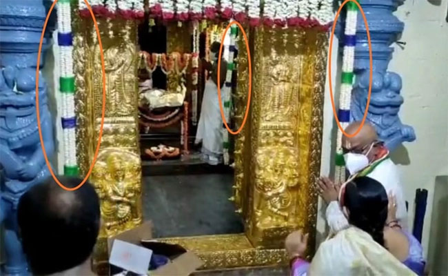 దేవుడికి వేసే పూలదండల్లోనూ వైసీపీ రంగులు కనిపిస్తున్నాయా?