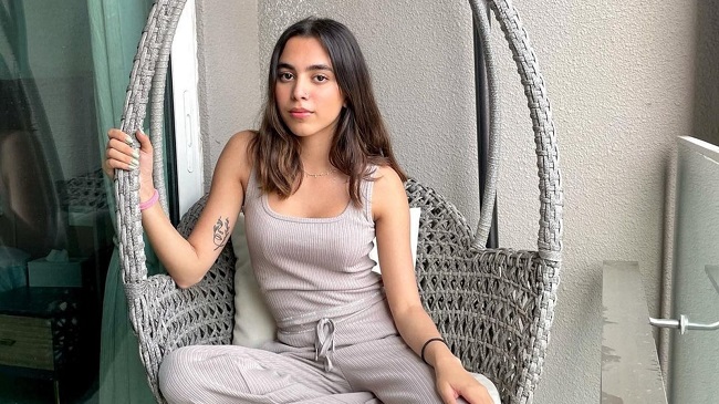 డేటింగ్ యాప్ లో ప్ర‌త్య‌క్ష‌మైన టాప్ డైరెక్ట‌ర్ కుమార్తె ప్రొఫైల్!