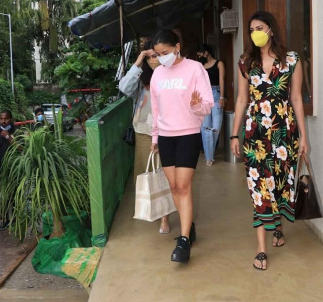 స్కూల్ పాప‌లా ఆరుబ‌య‌టికెళితే క‌ళ్ల‌న్నీ ఆలియాపైనే!