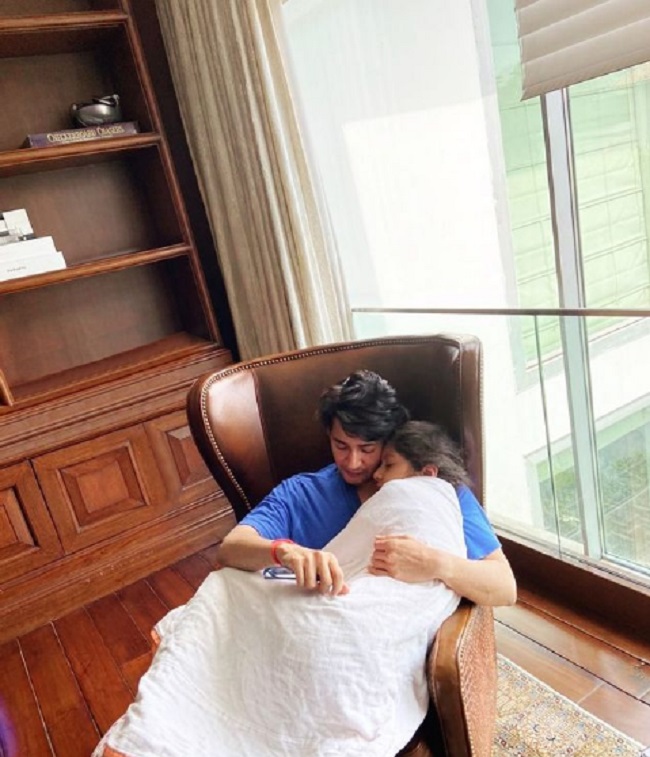 #బేబి ఇన్ ఆర్మ్స్.. హాయిగా నిదుర‌పో పాపాయి