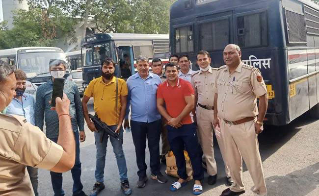 రెజ్లర్ సుశీల్ తో పోలీసుల సెల్పీ.. తీవ్ర దుమారం?