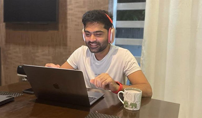 ఇస్మార్ట్ టీనేజ‌ర్ లుక్ తో షాకిచ్చిన శింబు