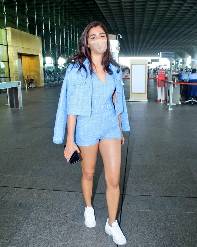 పిక్ టాక్‌ : ఎయిర్‌ పోర్ట్‌ లో ఎక్స్‌ పోజింగ్.. వాళ్లంతా ఎటు వెళ్లాలి?