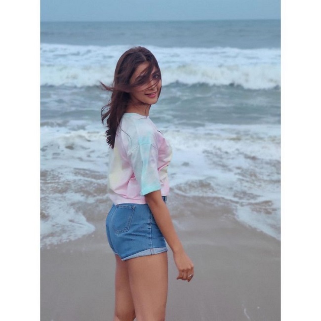 అలలైనా త‌ల వొంచి స‌లాం కొట్టాలి నీకు బుట్ట బొమ్మా..!