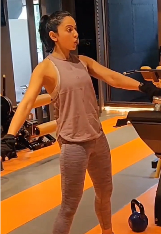 వైర‌ల్ వీడియో: ఫిట్ నెస్ లో ర‌కుల్ ని కొట్టేదెలా?