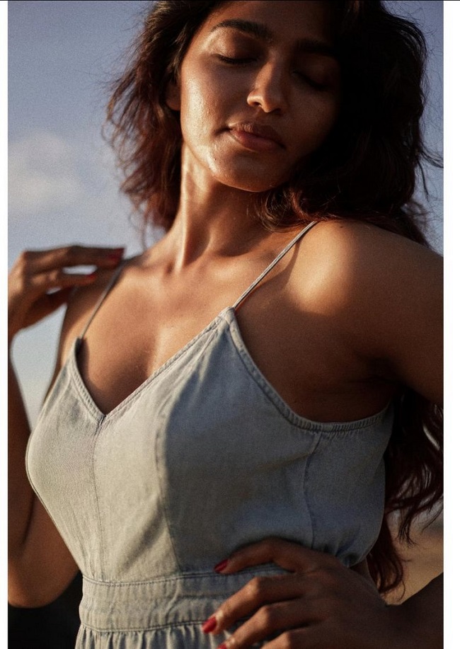 ఫొటోటాక్ : కబాలి కూతురు రొమాంటిక్‌ ఫోజ్‌