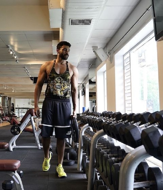 మాన్ స్ట‌ర్ కజిన్ బ్ర‌ద‌ర్ బీస్ట్ లా క‌నిపిస్తున్నాడు!