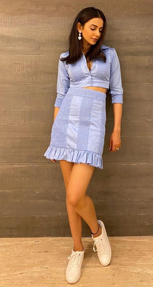 మినీ స్కర్ట్ లో ఇంకా హైస్కూల్ పాప అనుకుంటోందా!