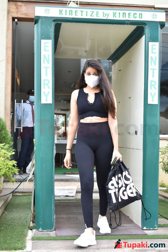 Lavanya%20Looks%20Glamorous%20In%20Gym%2