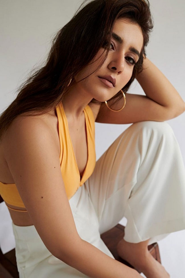 Raashii%20Khanna%20New%20Insta%20Pics_10