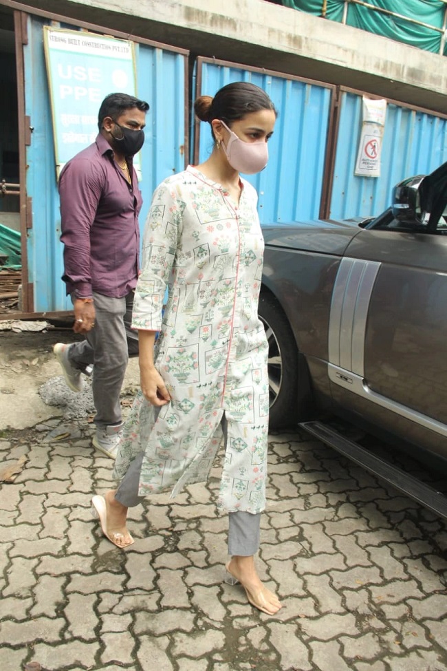 క్లిక్ క్లిక్‌ : కూల్చివేస్తున్న కృష్ణరాజ్‌ బంగ్లాకు వెళ్లిన సీత