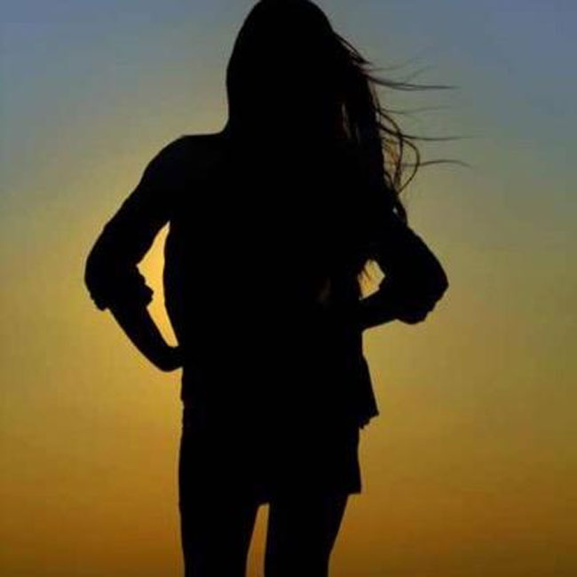 నేరస్తుడ్ని పట్టుకోవటానికి వచ్చి ప్రేమలో పడింది