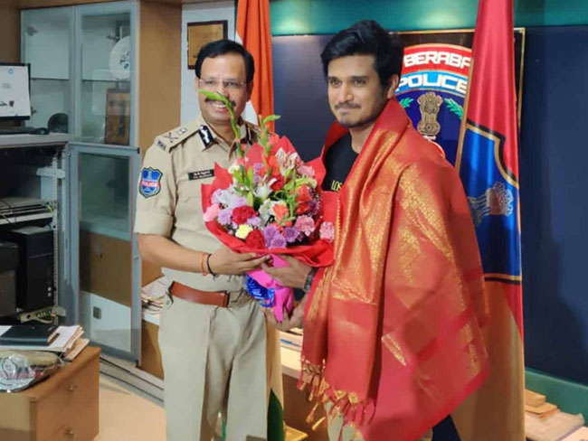 హీరో నిఖిల్ ను సన్మానించిన కమీషనర్ సజ్జనార్