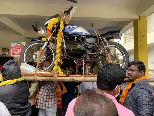 బైక్ కి అంతిమ యాత్ర .. వైరల్ ఫోటో !