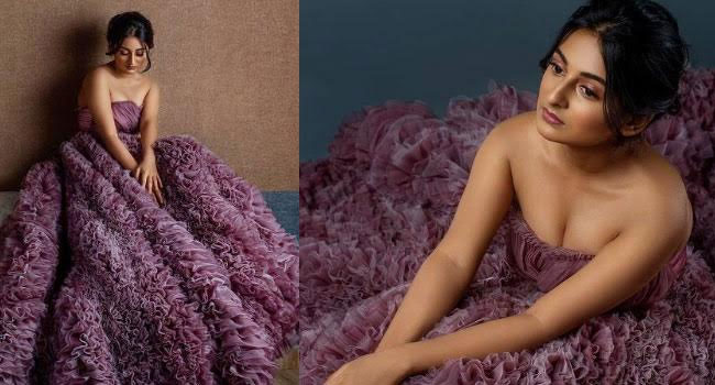 44 కేజీల చిన్నది.. 58 కేజీల గౌనులో చూశారా?