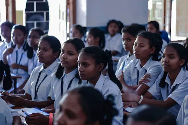 రేపట్నుంచి స్కూళ్లు ప్రారంభించవద్దు: హైకోర్టు ఆదేశాలు !