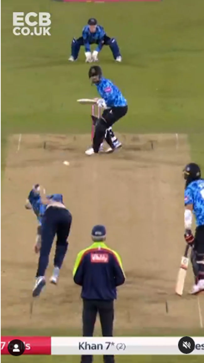 ఎంఎస్ ధోనిని దించేసిన రషీద్ ఖాన్.. హెలిక్యాప్టర్ షాట్ వైరల్