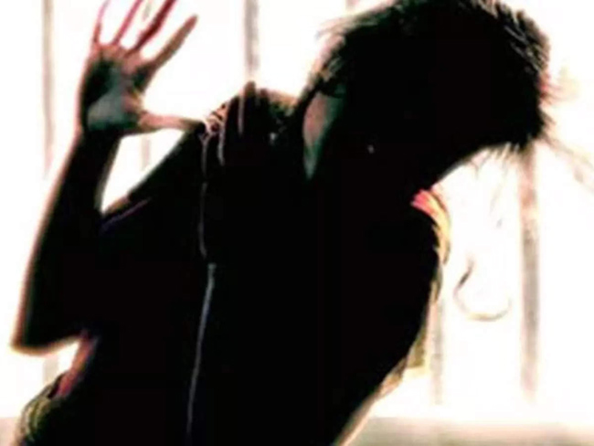 బట్టలు విప్పదీసి.. కళ్లలో కారం కొట్టి కర్రలతో కొడుతూ ఊర్లో తిప్పారు