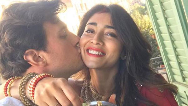 హ‌బ్బీని రెచ్చ గొట్టి.. ఏంటా పాడుప‌ని శ్రీ‌యా?