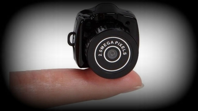 బాత్రూంలో ఆంటీ.. బెడ్ రూంలో యువకుడి లైవ్